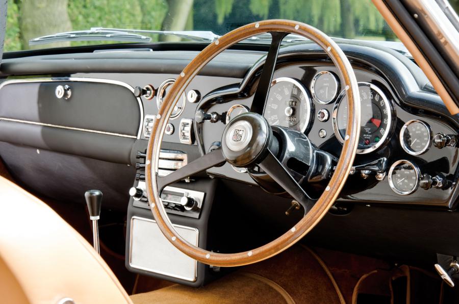 Интерьер Aston Martin DB6 (3211/R) 1967 года  (фото 14 из 24)